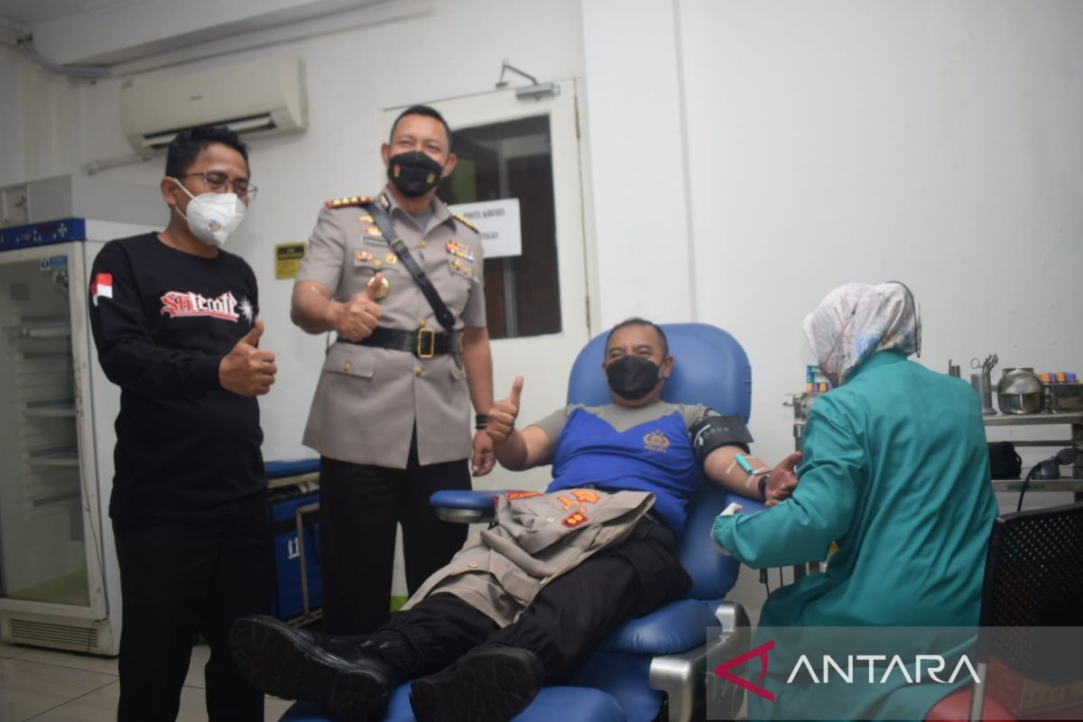 Kapolres Metro Tangerang ajak anggotanya bantu penuhi stok darah PMI