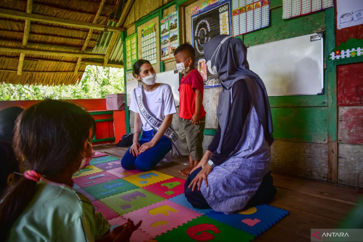 Putri Indonesia Maluku donasi buku untuk Sekolah Rasa pedalaman Wakal