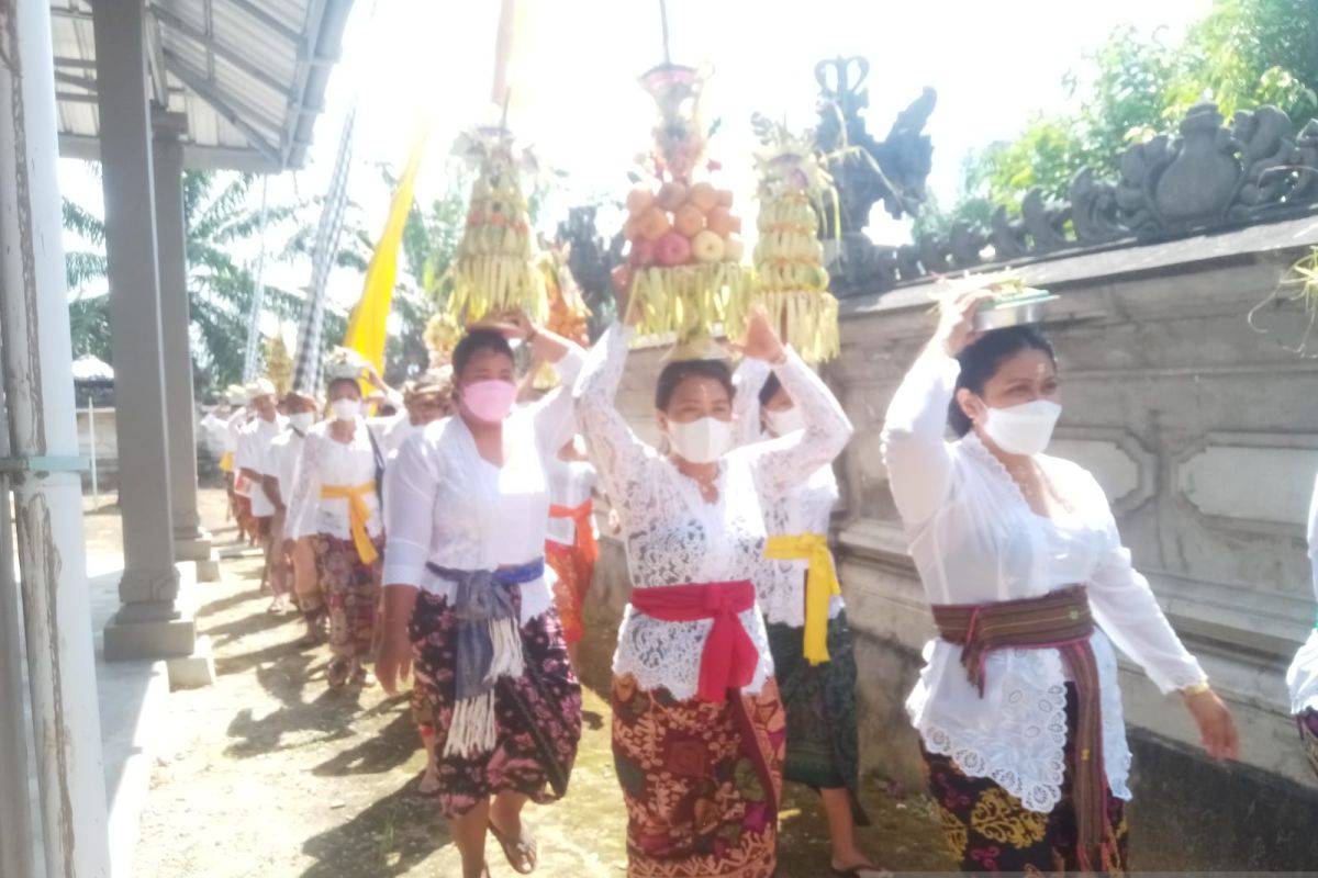 Umat Hindu di Belitung upacara Melasti