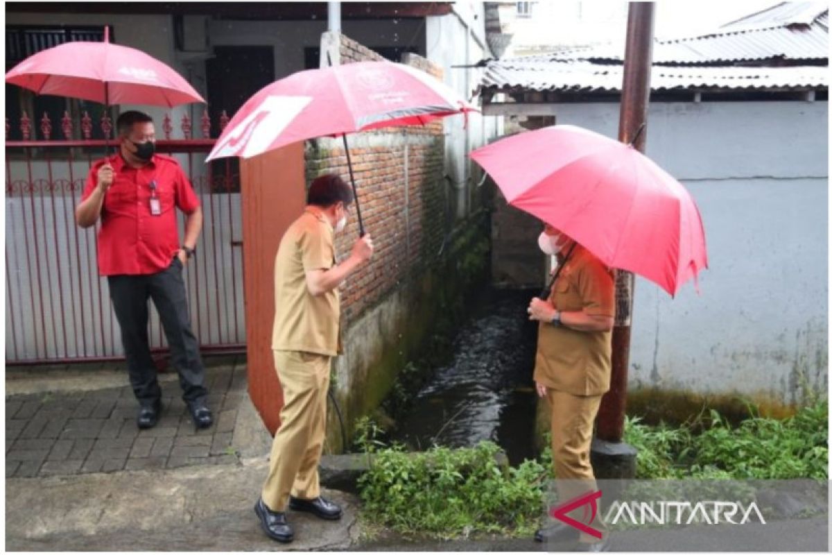 Wali Kota periksa kondisi parit atasi genangan air di Manado