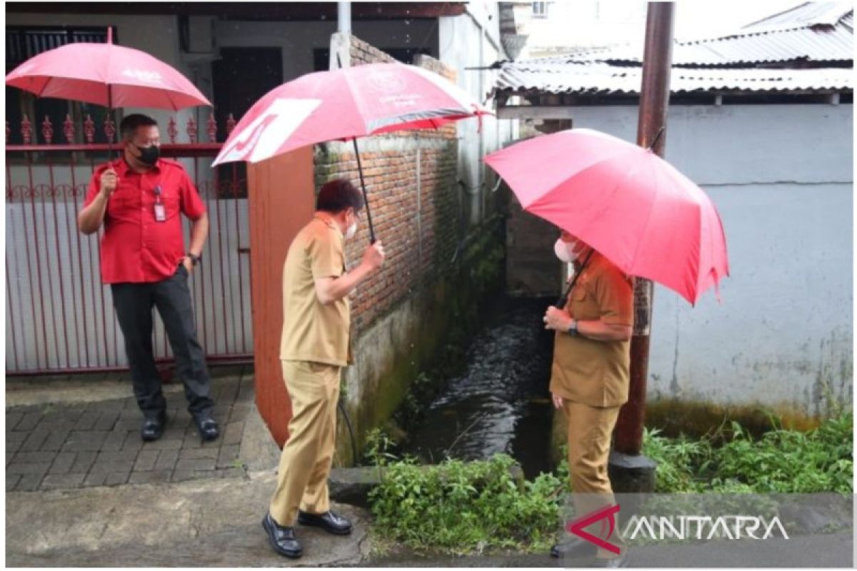 Wali Kota Manado periksa kondisi parit atasi genangan air di Manado