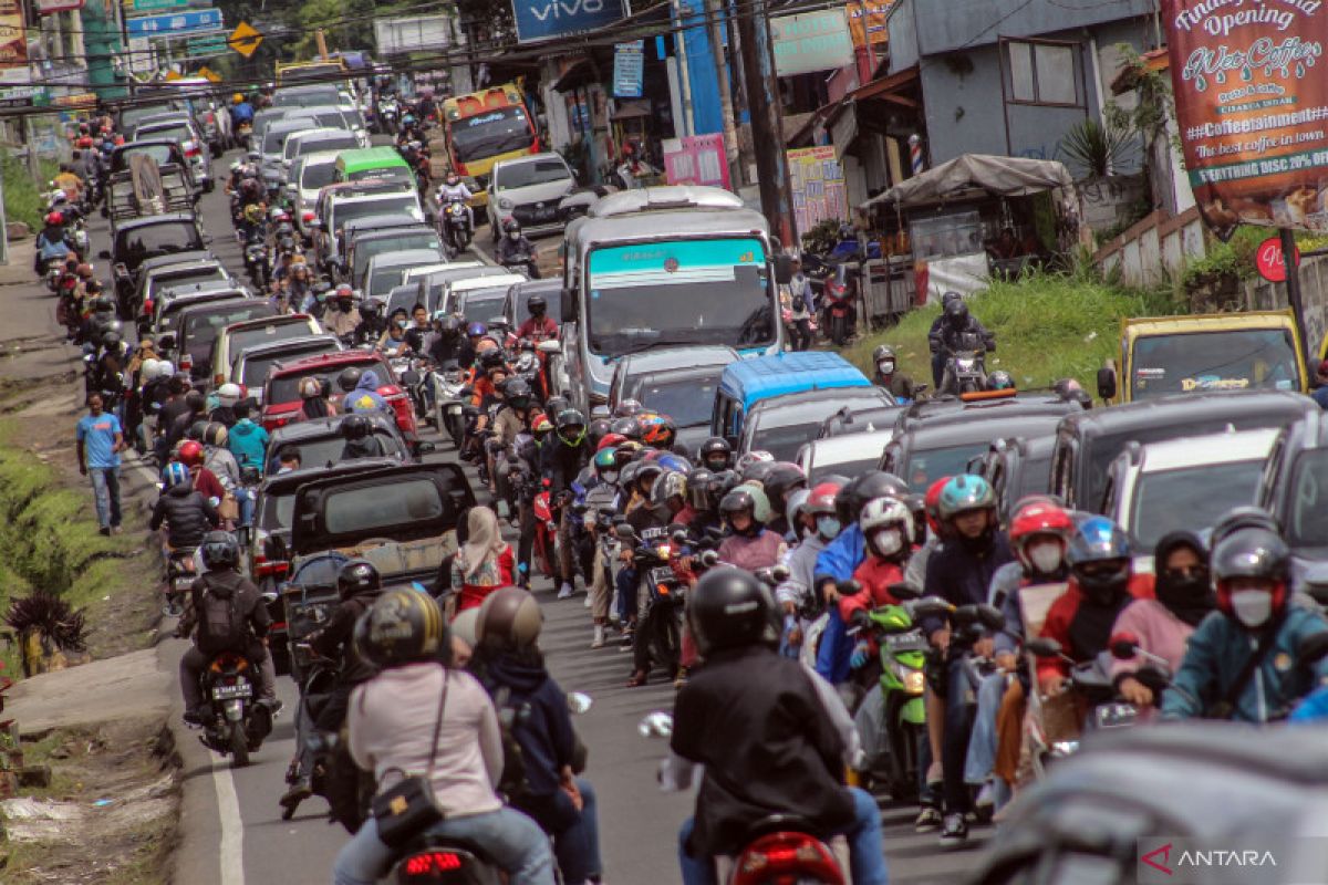 Sandiaga usul bikin kereta gantung atasi kemacetan di Puncak Bogor