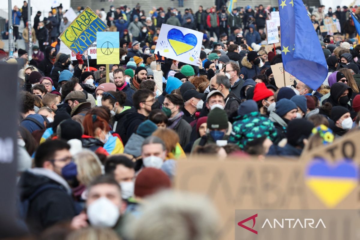 Kabar terkini krisis Ukraina, dari siaga nuklir hingga protes di Rusia