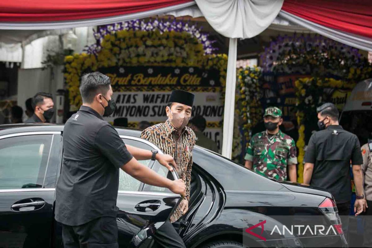 Presiden Jokowi ikut mengantar jenazah pamannya ke permakaman