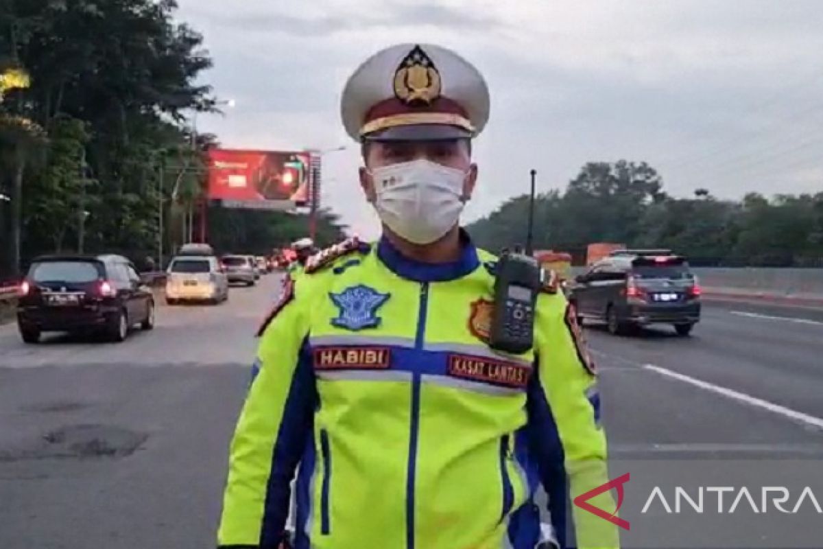 Atasi kepadatan, petugas terapkan contraflow di jalan Tol Jakarta-Cikampek