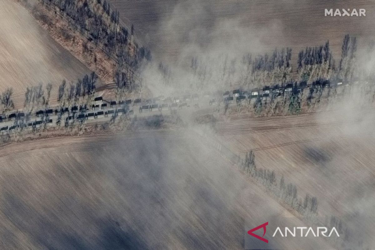 Citra satelit perlihatkan konvoi pasukan dan tank Rusia bergerak ke Kiev