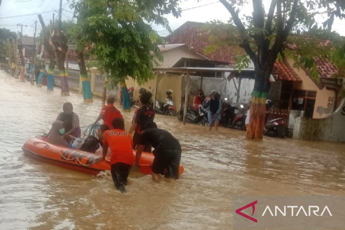 Petugas mulai mengevakuasi warga yang terdampak banjir di Pamekasan