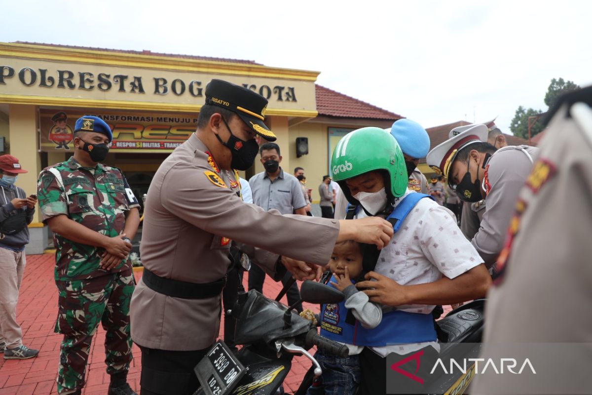 Polresta Bogor Kota bagi sabuk pengaman anak pada Operasi Keselamatan 2022