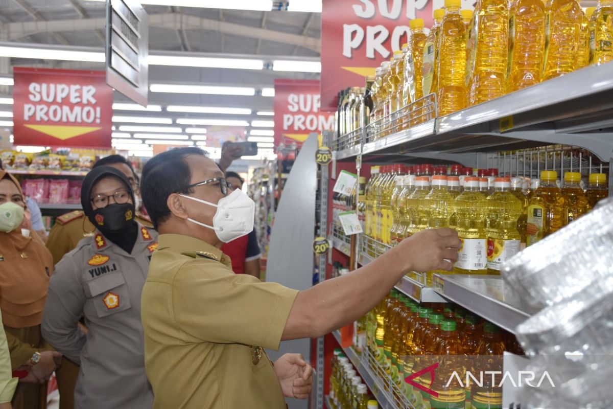 Wali Kota ingatkan toko ritel di Metro tak curangi warga pembeli minyak goreng