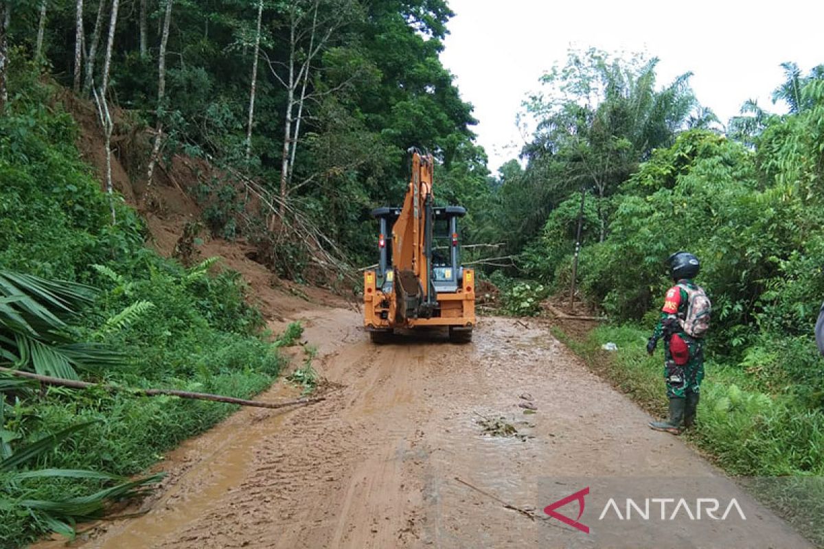 Longsor hambat distribusi bantuan korban gempa di Pasaman Barat