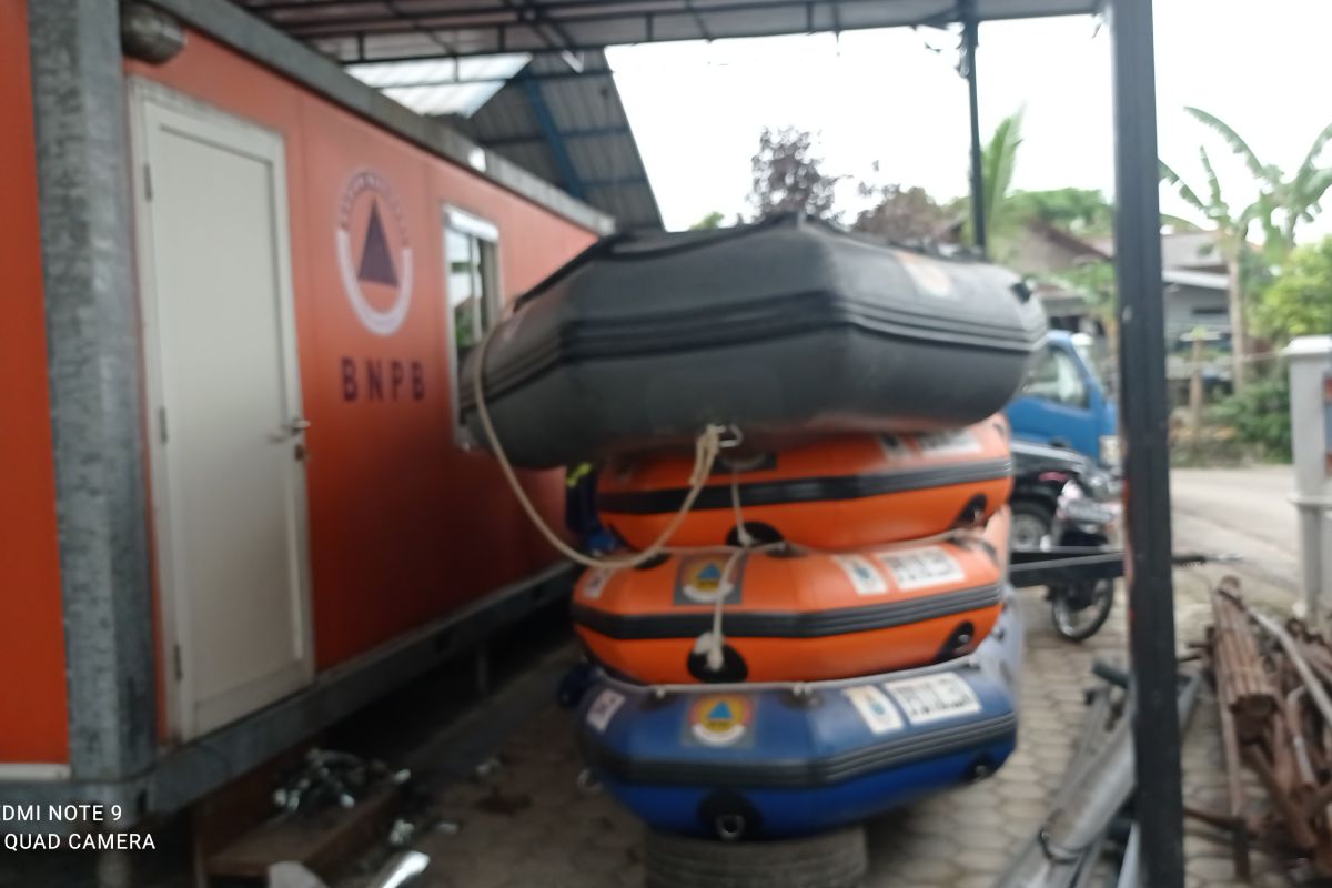BPBD Kabupaten  Lebak siagakan penyedot air dan perahu karet untuk hadapi banjir
