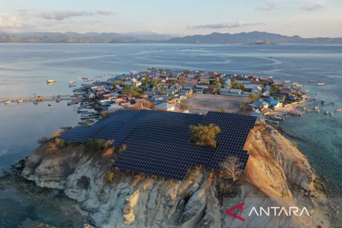 Pemerintah dorong transisi energi melalui pembangkit listik tenaga surya di Labuan Bajo