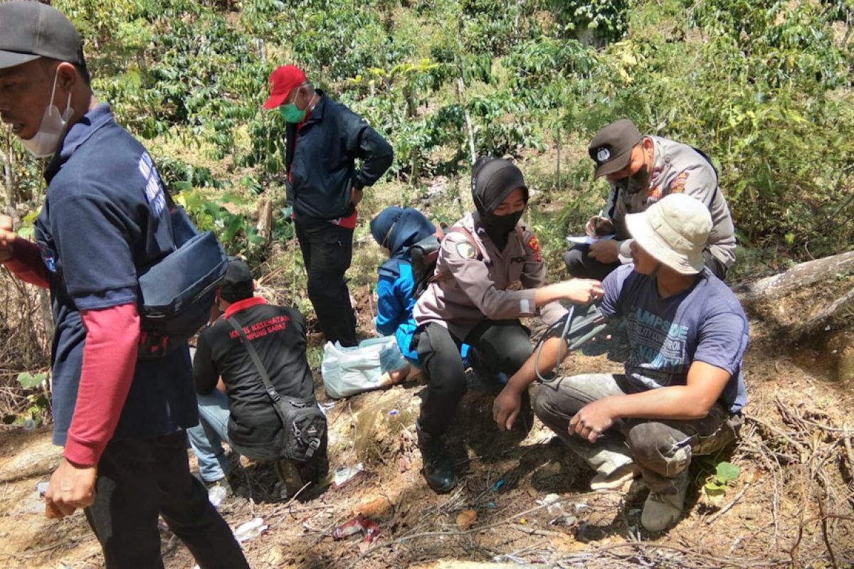 Akselerasi vaksinasi, Polres Lampung Barat datangi warga di kaki Gunung Pesagi