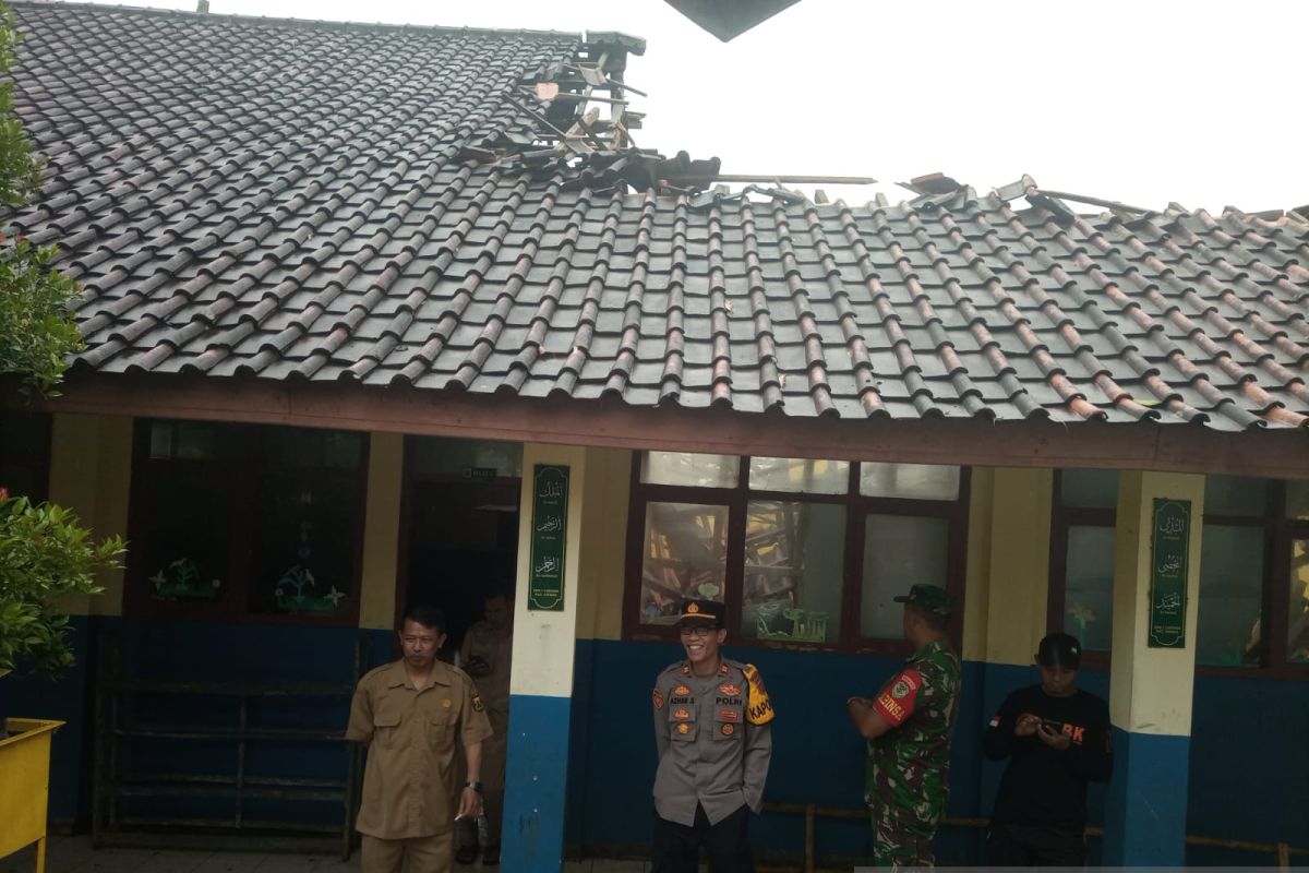 Ruang kelas SD di Sukabumi ambruk akibat gempa