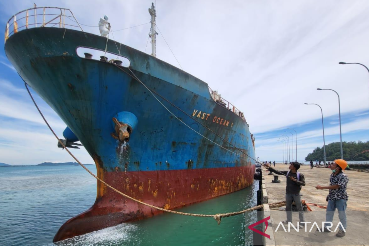 Pelabuhan Teluk Tapang mulai dioperasikan untuk ekspor biji besi ke China