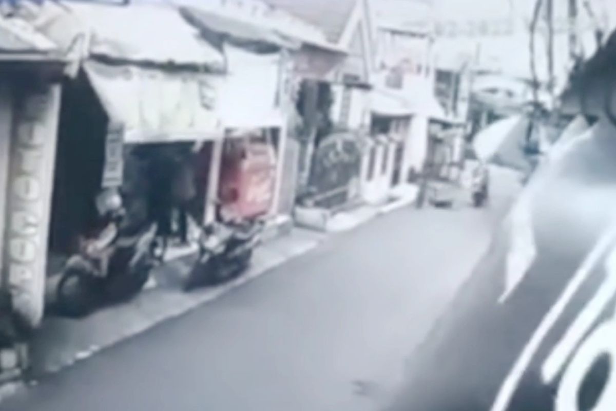 Pemotor kabur usai tabrak bocah berskuter, CCTV deteksi pelaku