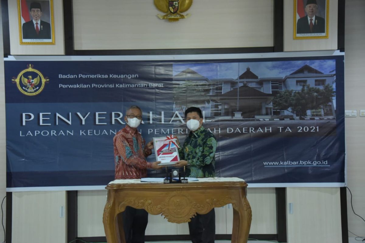 BPK Kalbar apresiasi Bupati Sambas dalam penyerahan LKPD Tahun 2021