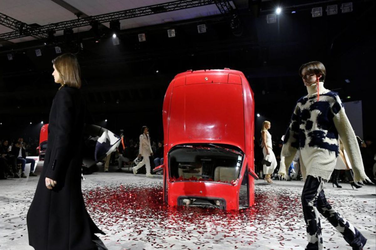 Paris Fashion Week digelar di tengah kemuraman  perang di Ukraina