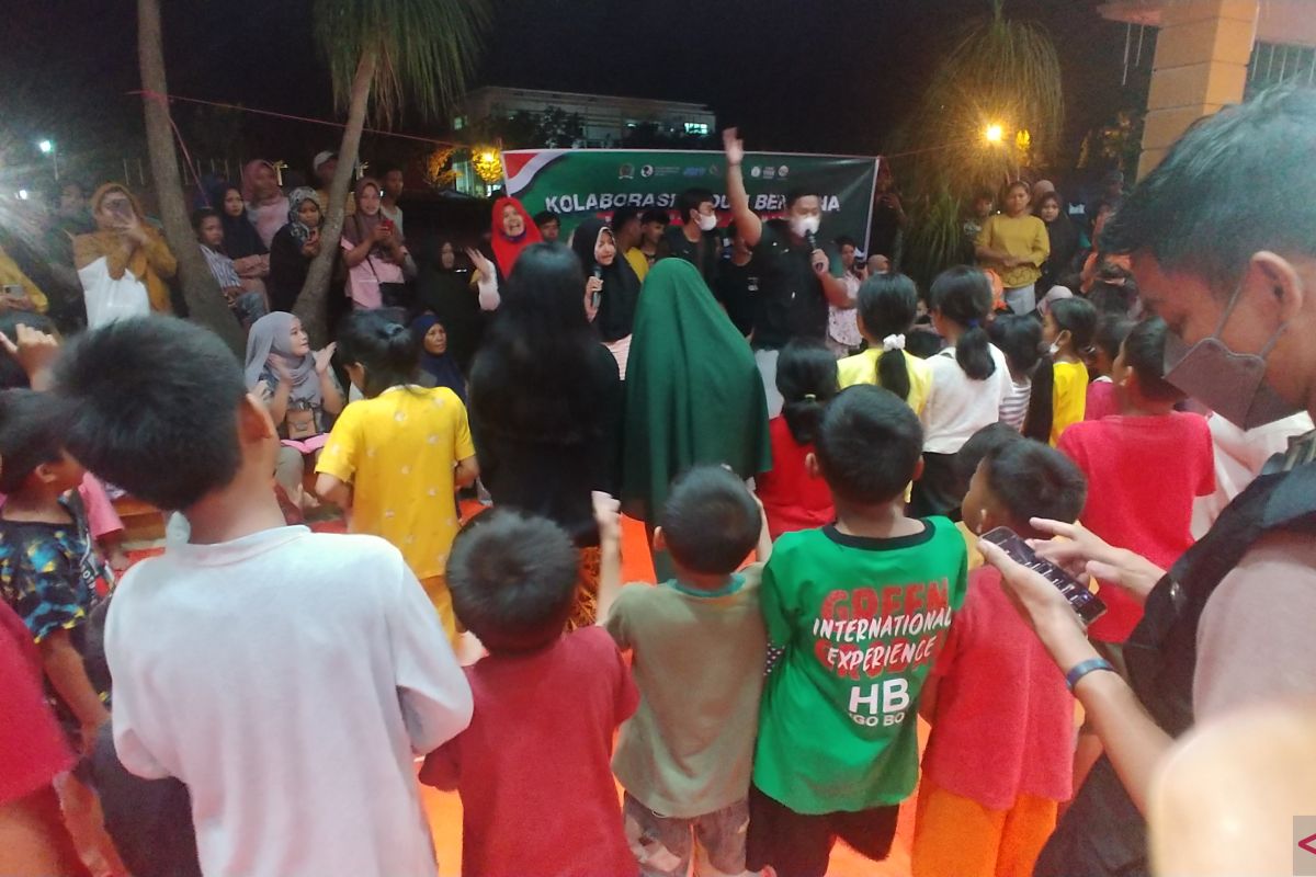 Anggota DPD RI ajak anak-anak pengungsi di Pasaman Barat bermain bersama