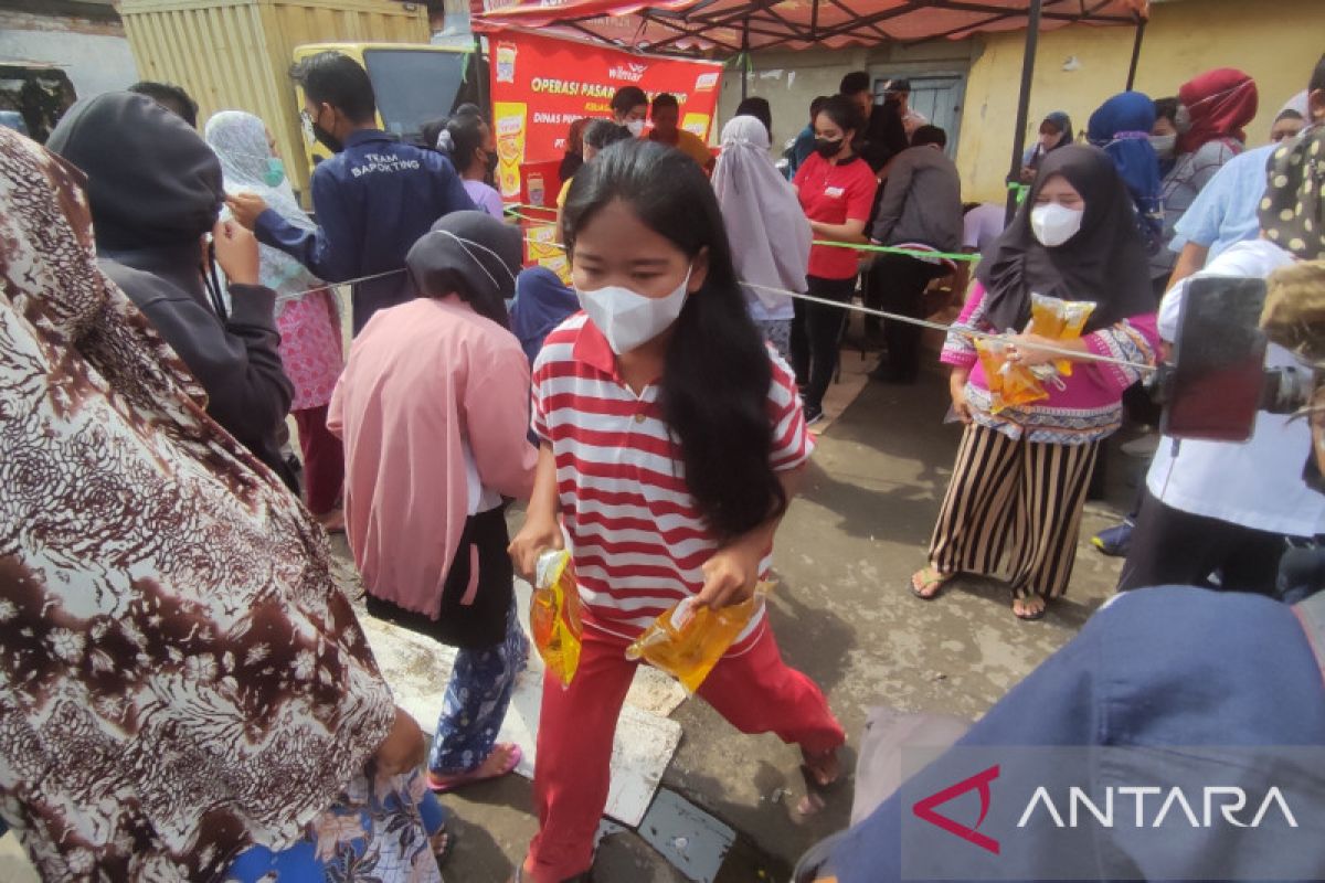 Pasar tradisional Palembang mulai  berlakukan minyak goreng satu harga