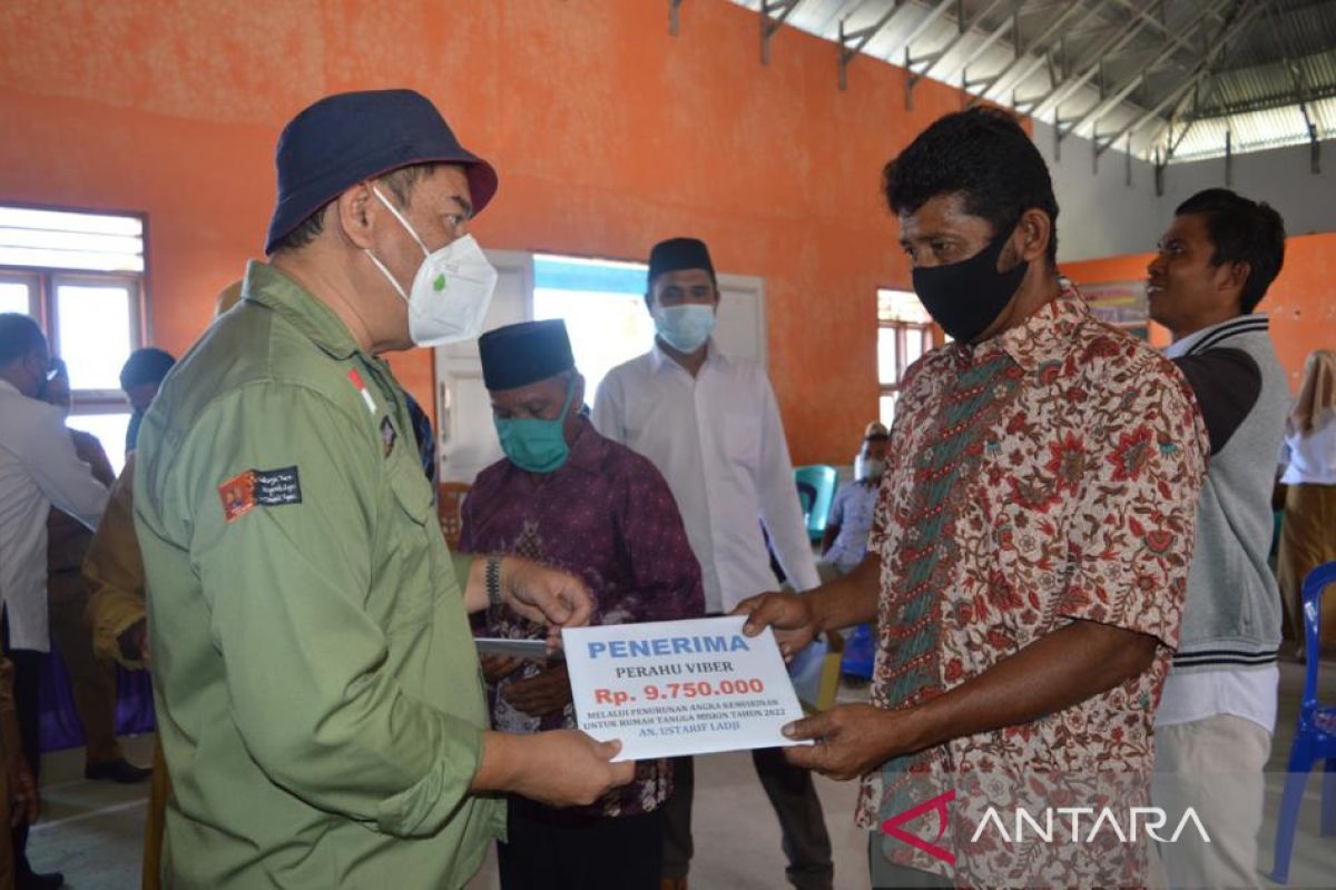 Bupati Bone Bolango serahkan bantuan bagi nelayan bersumber dana desa