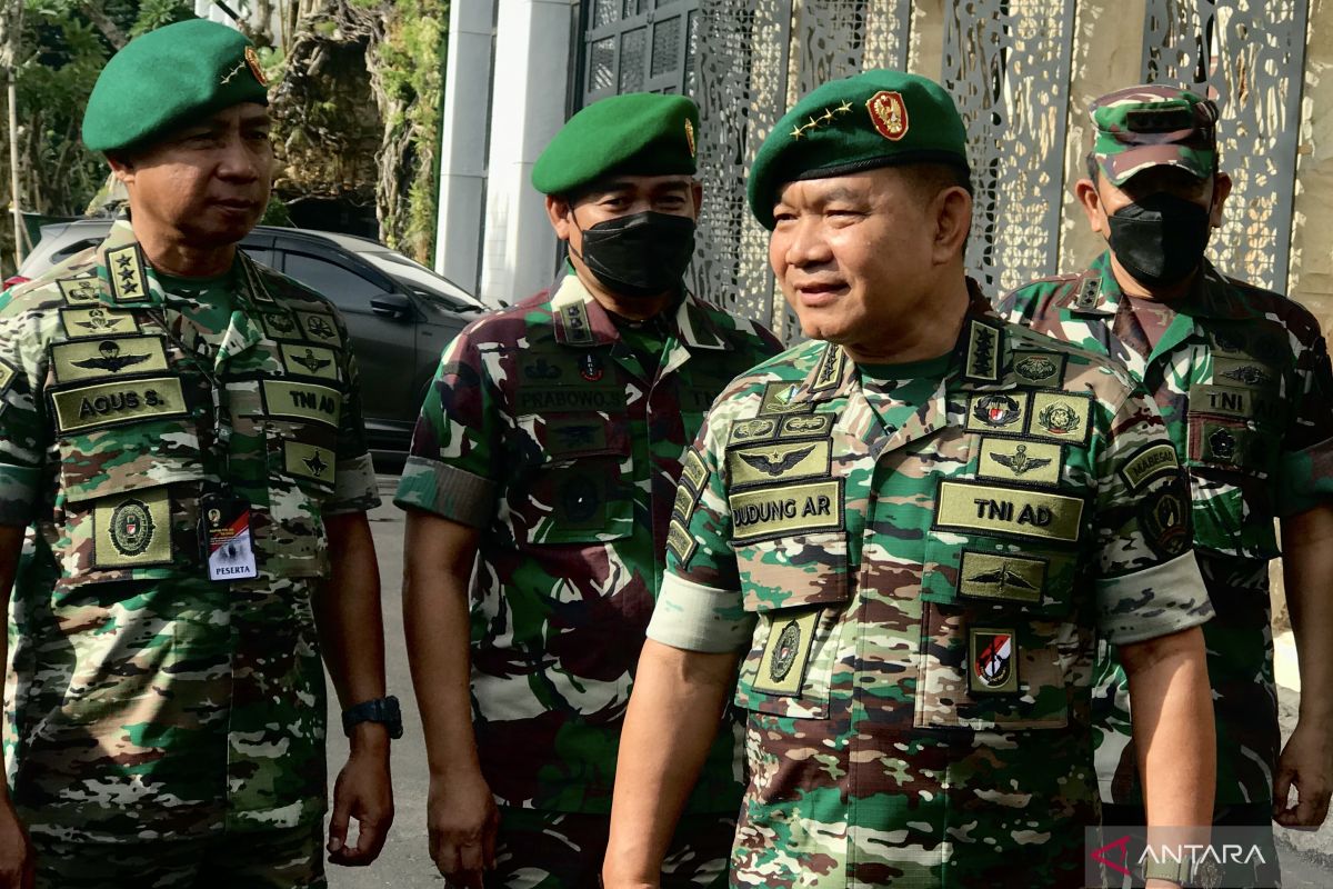 Kasad  Dudung perkenalkan seragam baru bermotif loreng TNI AD