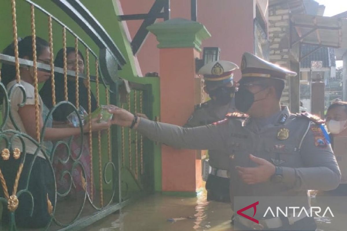 Polres Sampang salurkan bantuan tanggap darurat pada korban banjir