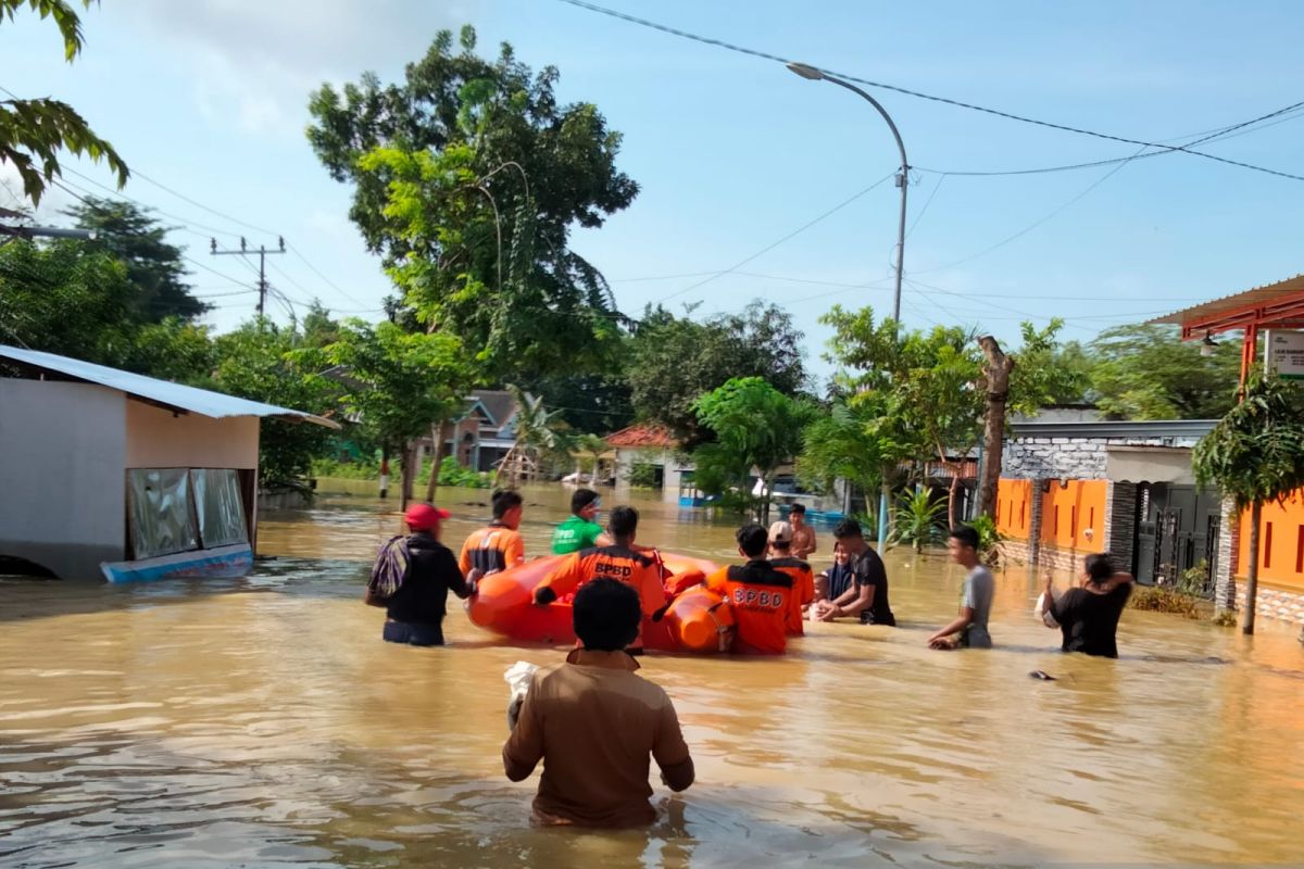 Banjir masih menggenangi dua kecamatan di Pamekasan