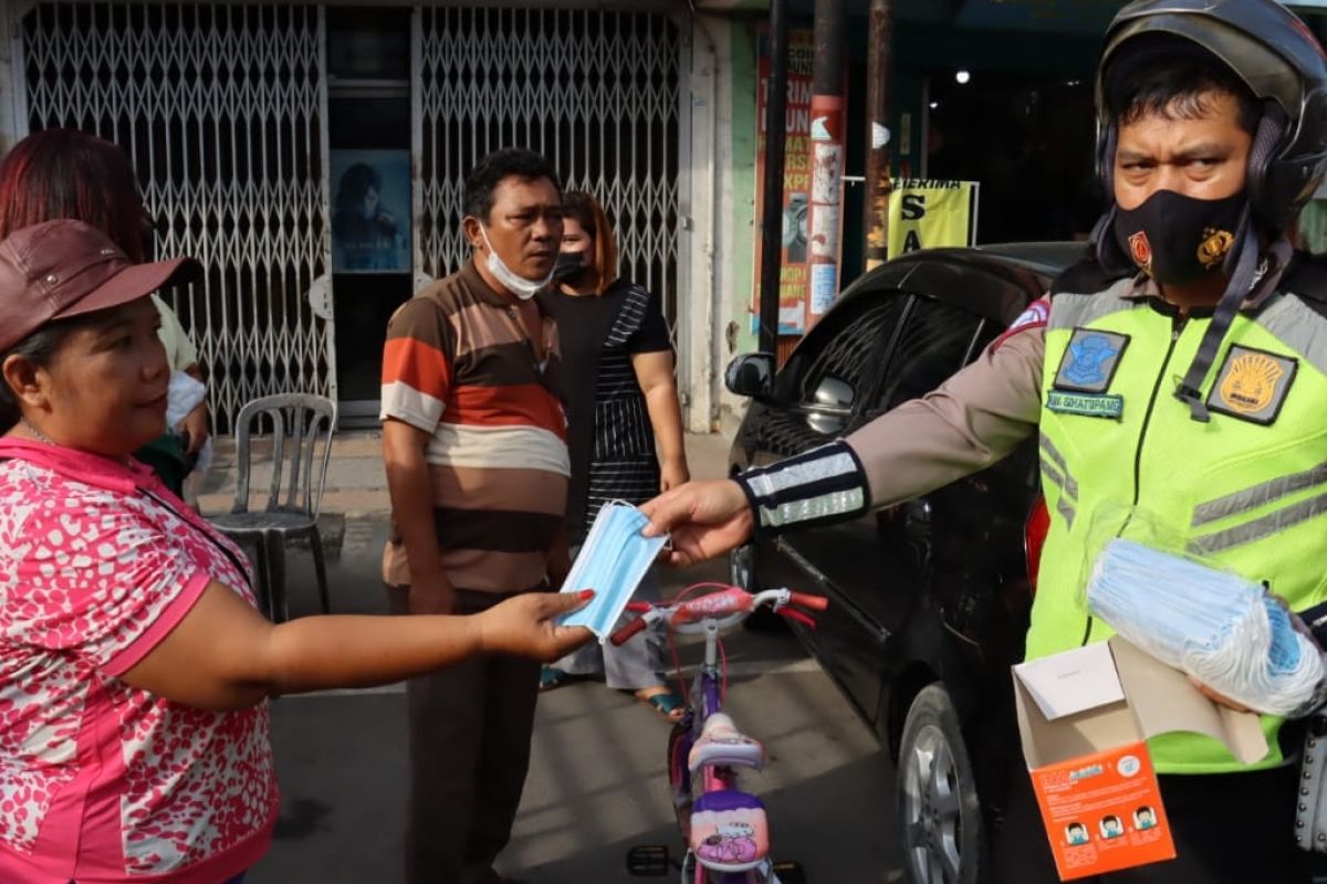 Polisi bagikan masker kepada pengguna jalan di Asahan