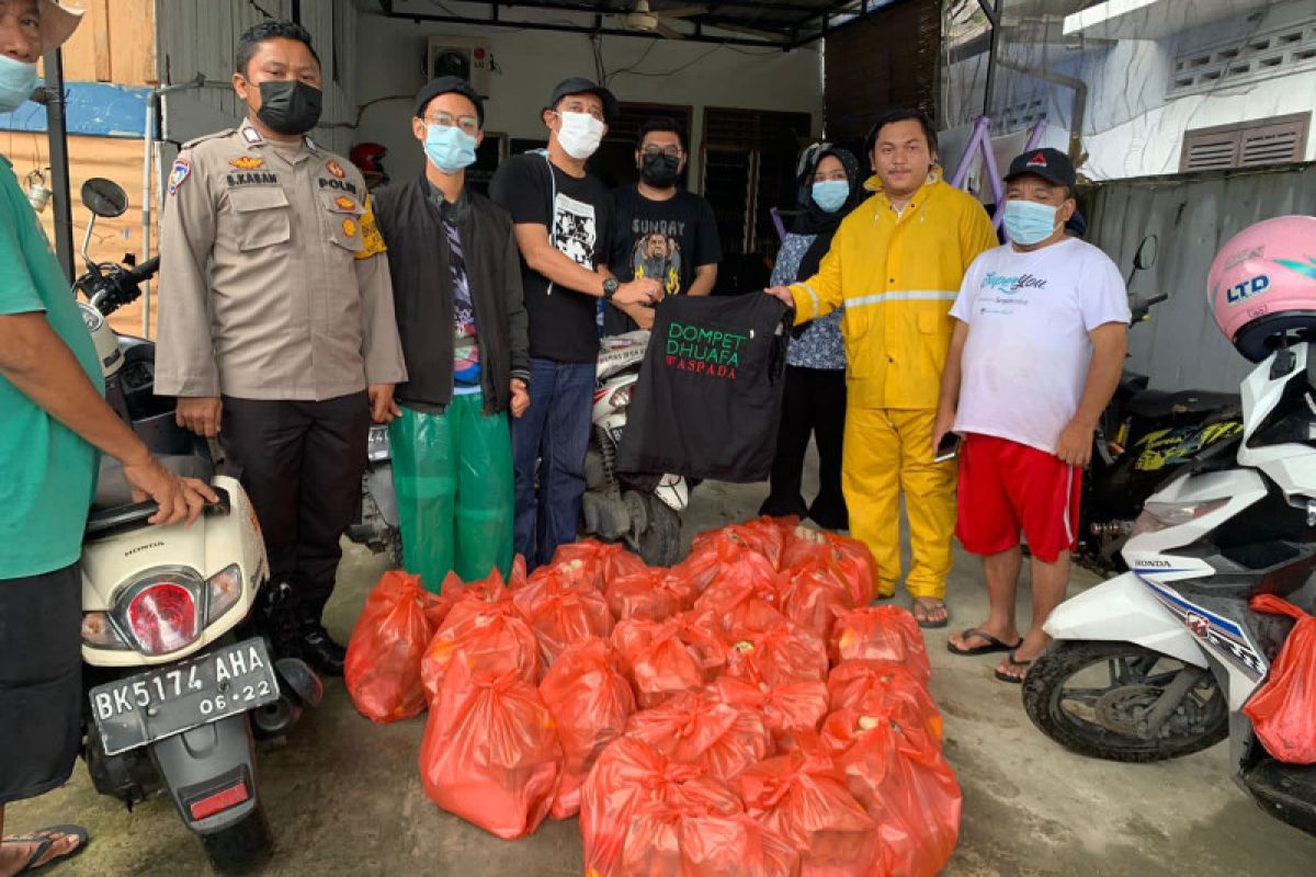 Dompet Dhuafa Waspada salurkan paket sembako bagi penyintas banjir di Medan Baru