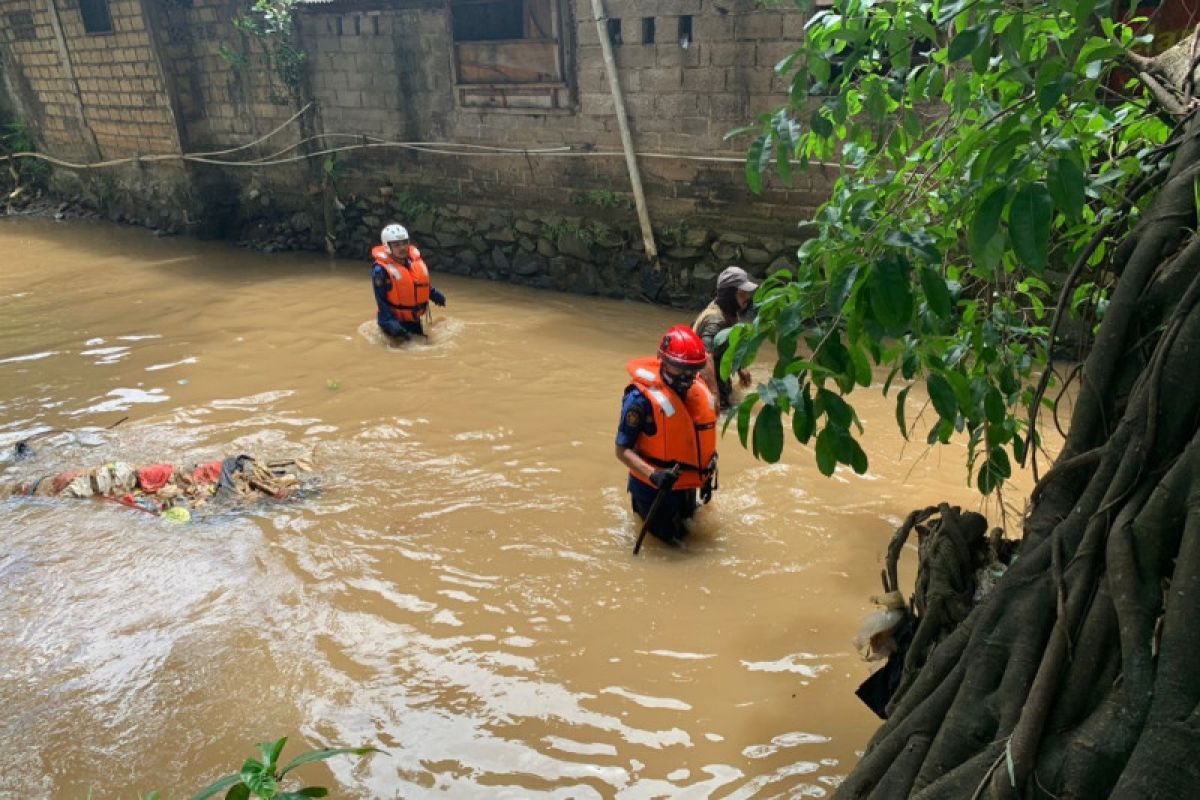 Gulkarmat Jaktim hentikan pencarian korban tenggelam di Pasar Rebo