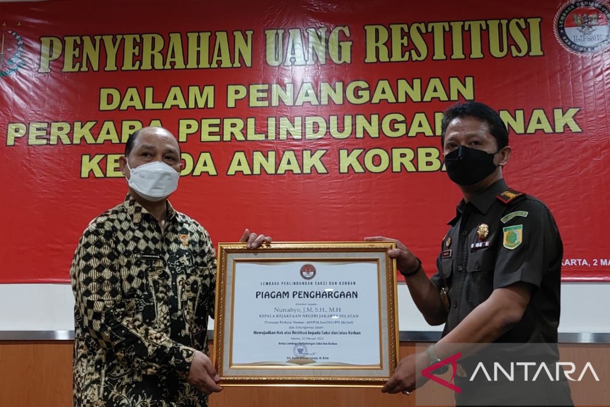 Kejari Jaksel serahkan restitusi bagi korban kasus perlindungan anak