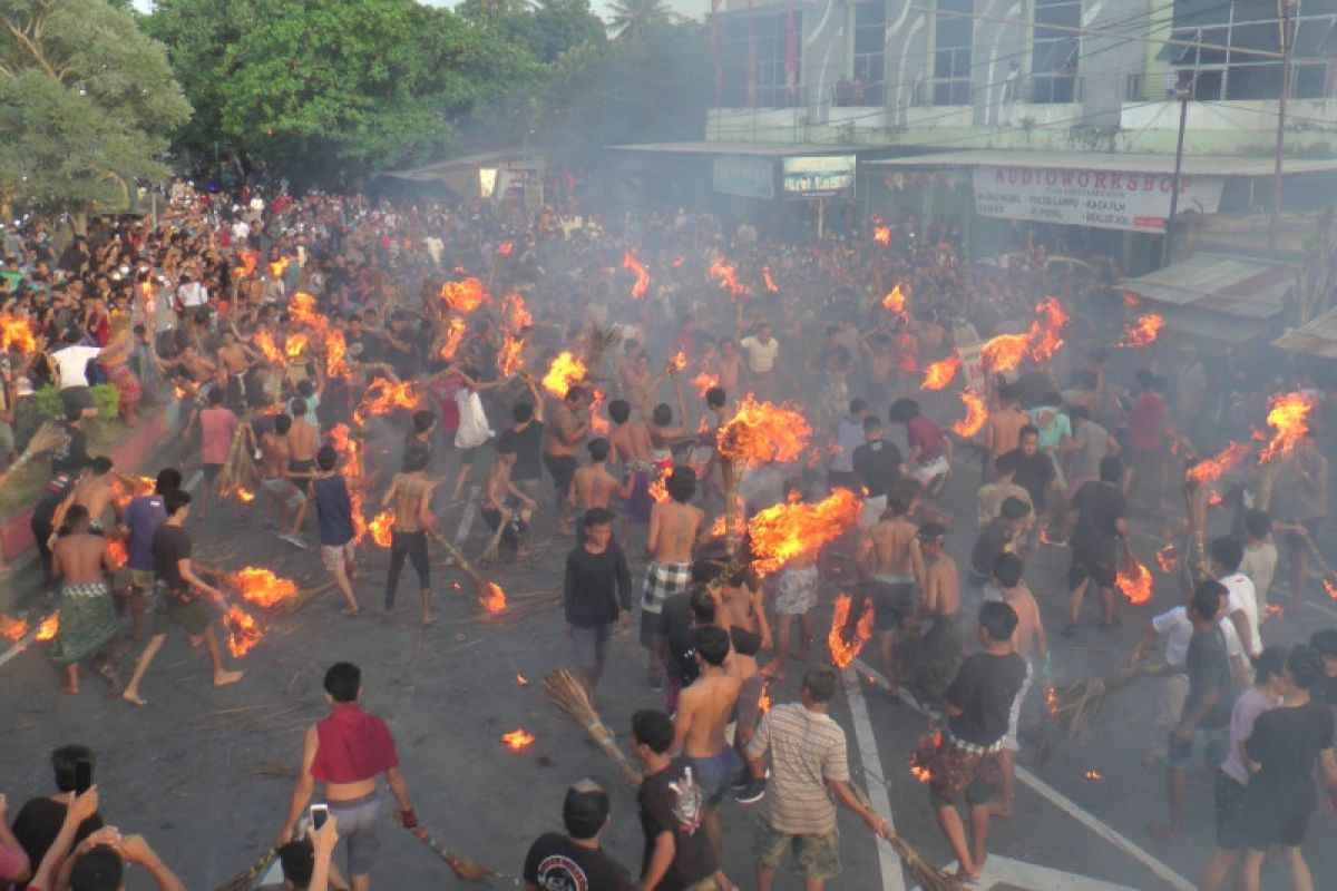 Umat Hindu di Mataram perang api sambut Hari Raya Nyepi