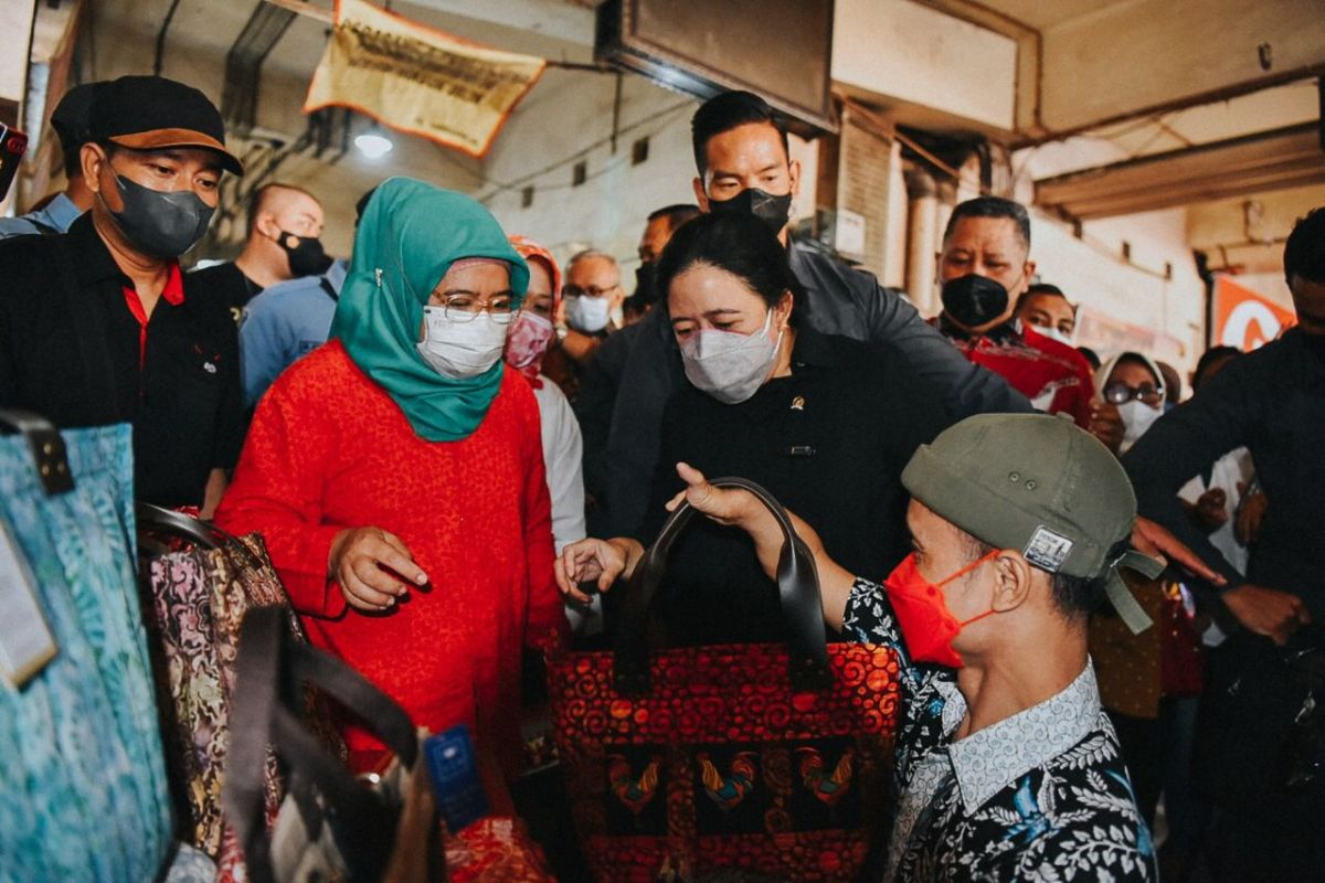 Puan Maharani apresiasi kerajinan tas produksi penyandang disabilitas di Surabaya