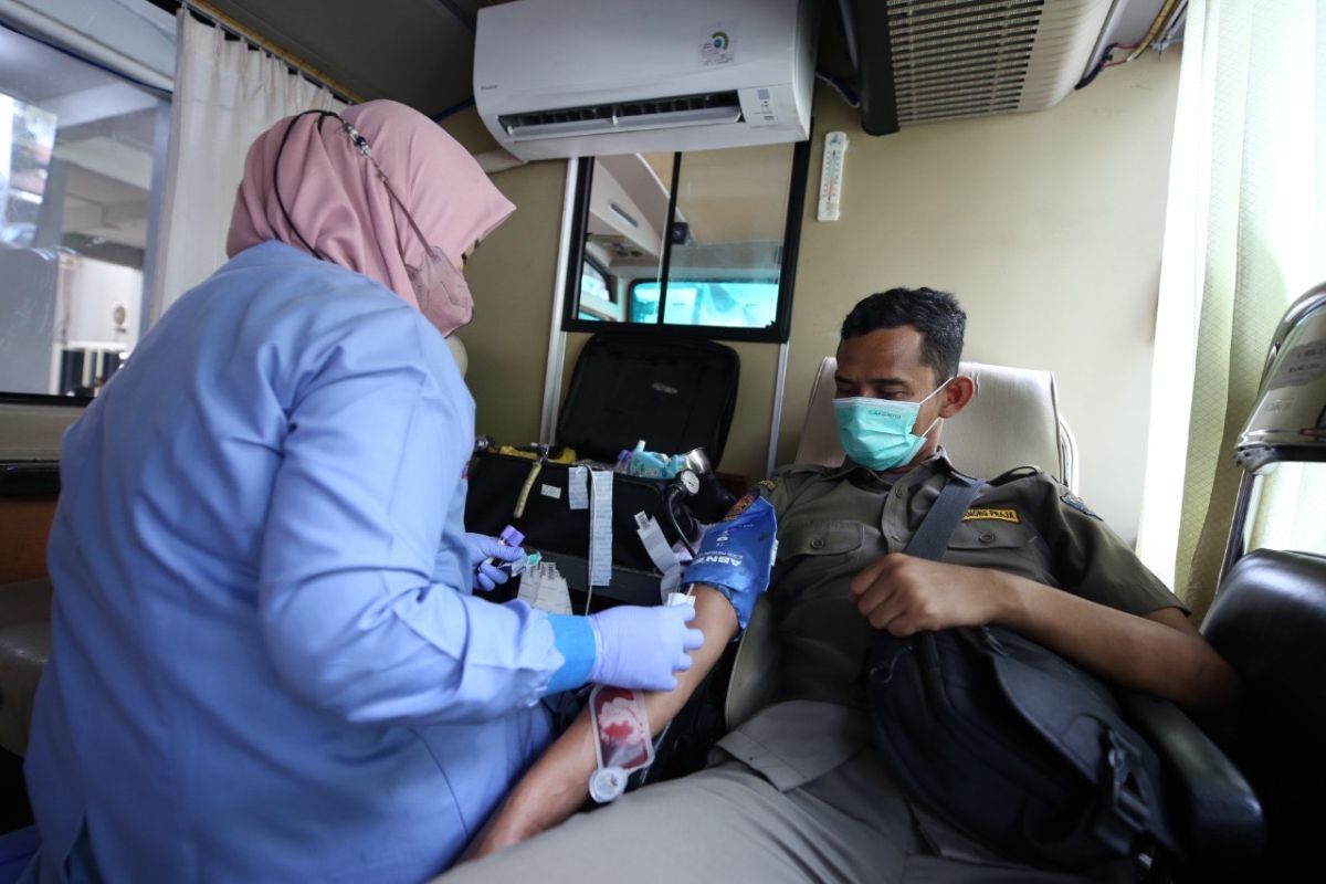 Ratusan personel Satpol PP Kota Surabaya ikuti donor darah