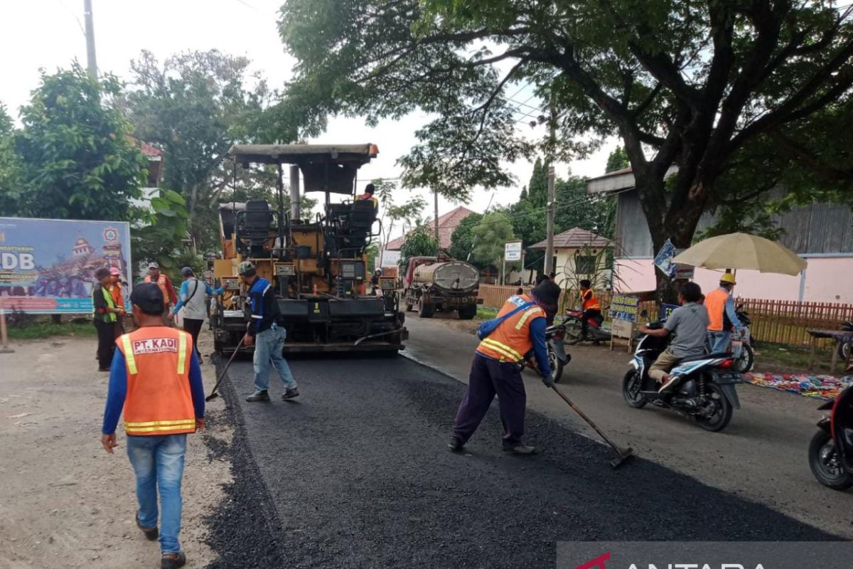 Kontraktor PLTGU Jawa-1 lakukan perbaikan jalan di Karawang