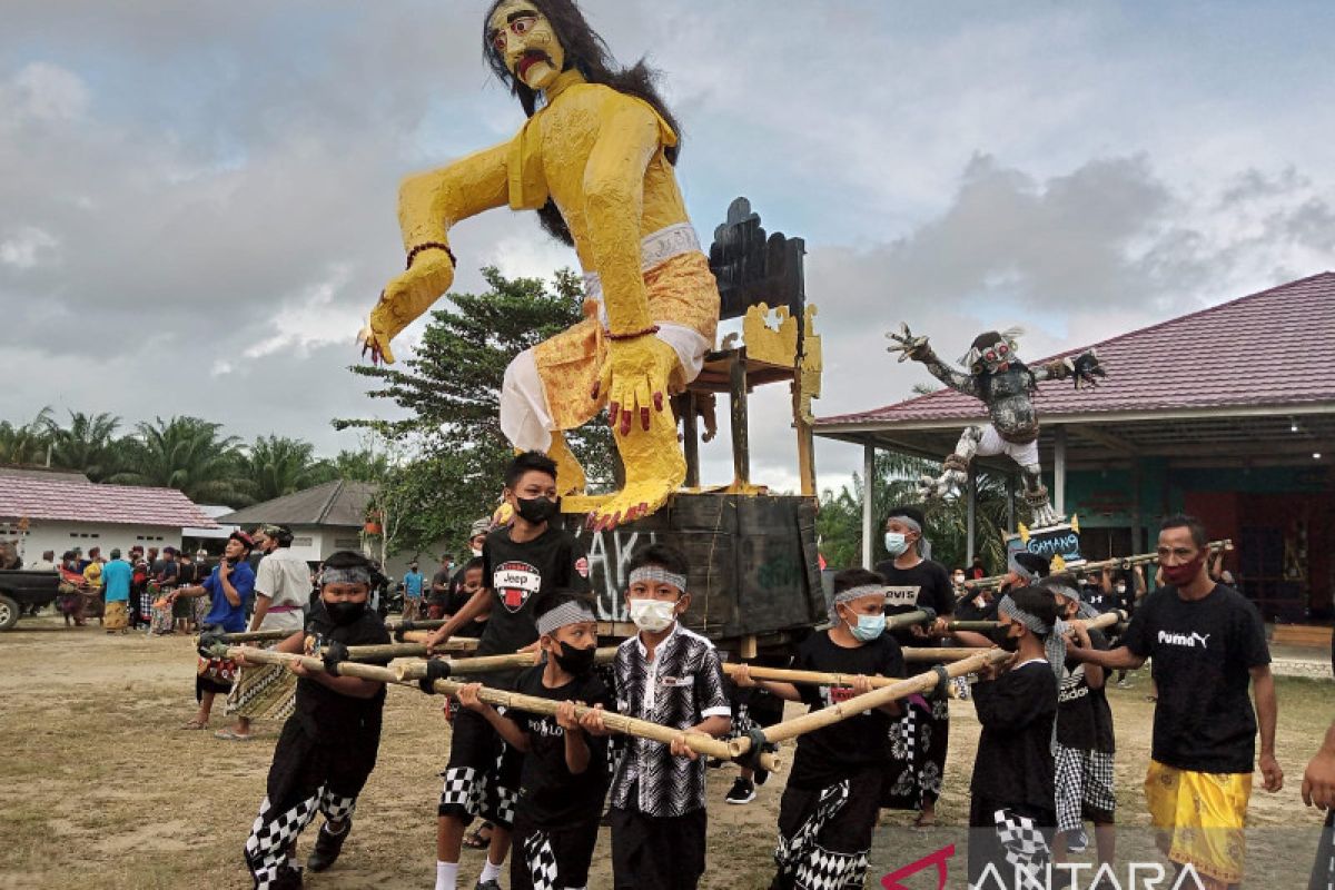 Umat Hindu di Belitung mengarak ogoh-ogoh jelang Nyepi