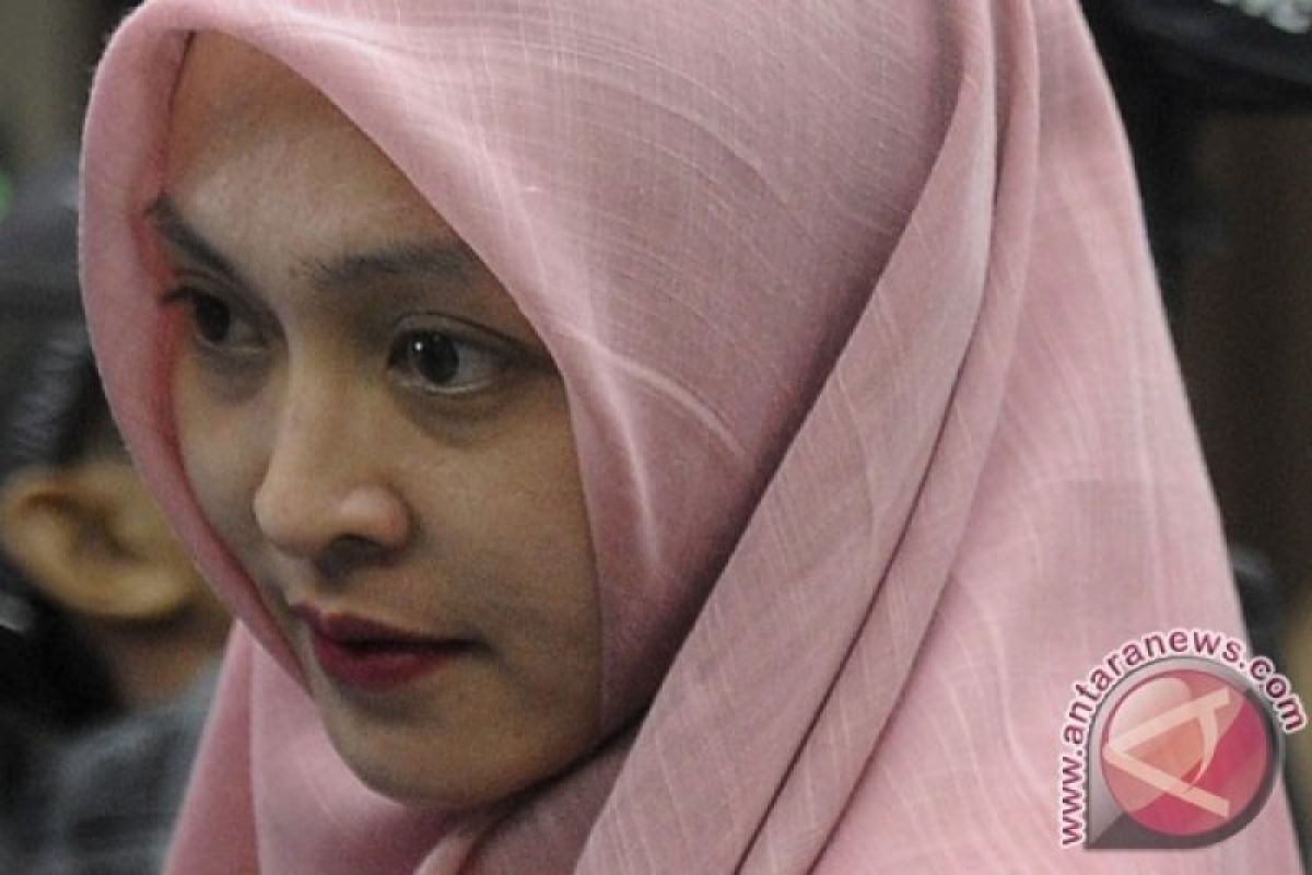 Angelina Sondakh menghirup udara bebas