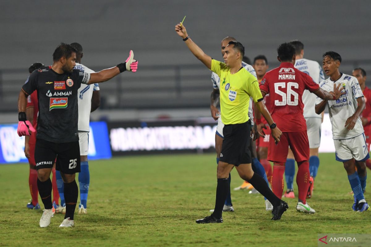 Pelatih Persib tertawakan kartu kuning untuknya saat lawan Persija