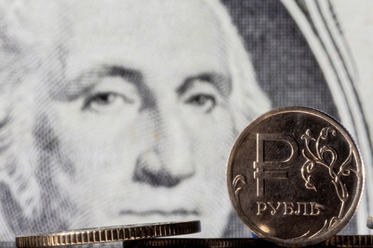 Mata uang Rubel Rusia tergelincir melewati 100 terhadap dolar, bank buru valas
