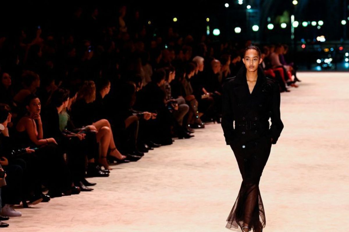 Yves Saint Laurent pamerkan gaun malam di Paris Fashion Week