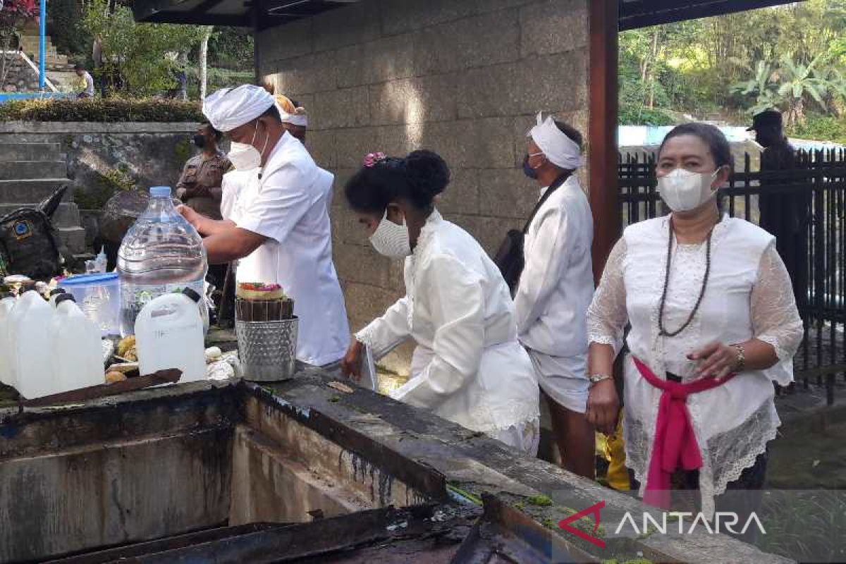 Upacara Melasti di Magelang tanpa alunan gamelan Bali