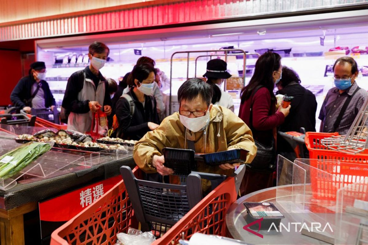 Kasus COVID-19 naik, toko swalayan Hong Kong batasi pembelian bahan pokok dan obat
