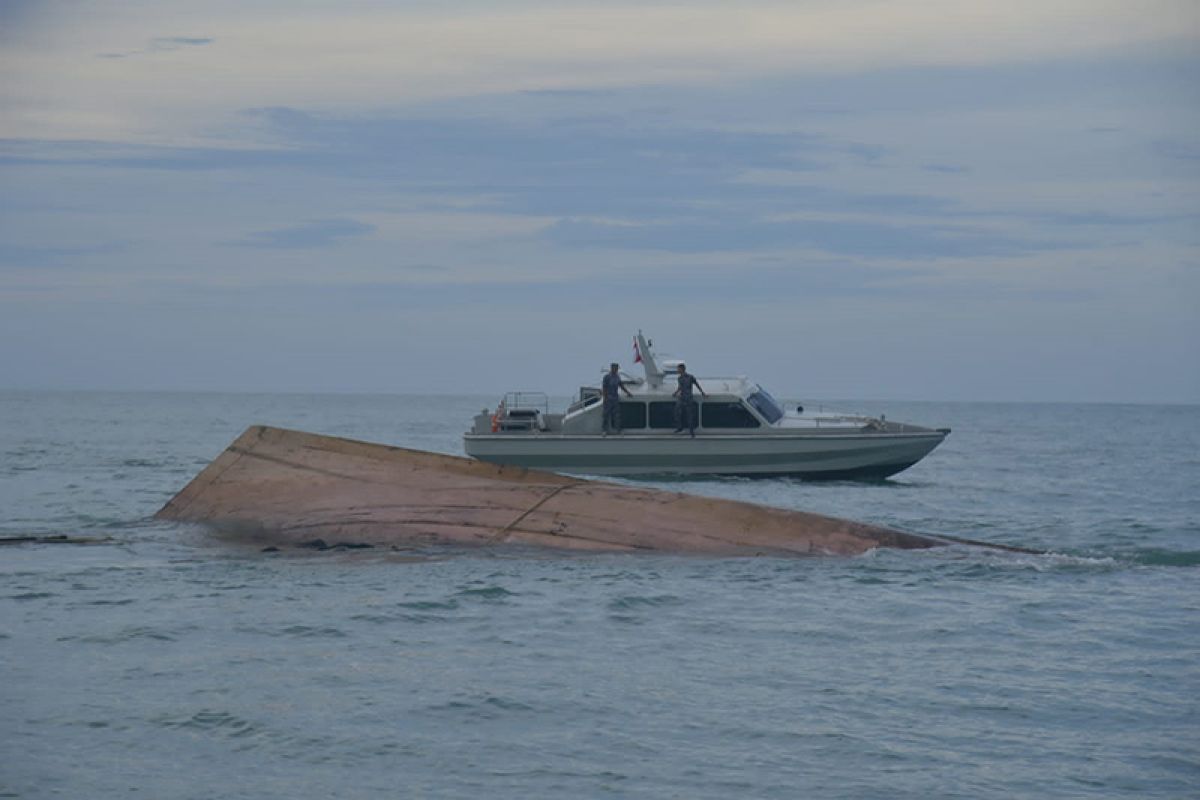 TNI AL pasang rambu kapal karam usai dihantam tanker