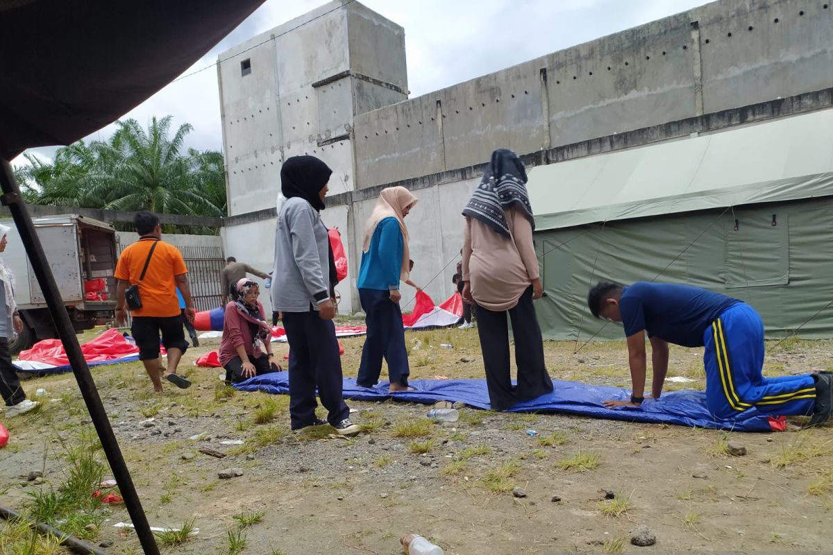 West Pasaman quake evacuees in Agam District return home