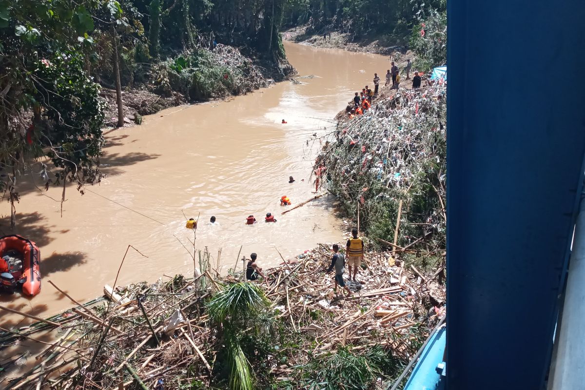 Empat meninggal dan satu orang korban banjir Serang belum ditemukan