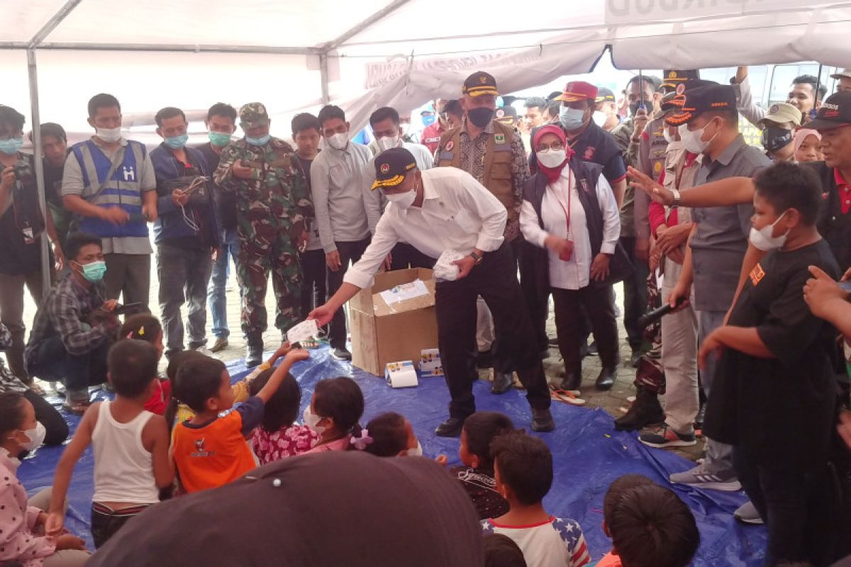 Menko PMK temui anak-anak di tenda pengungsian gempa