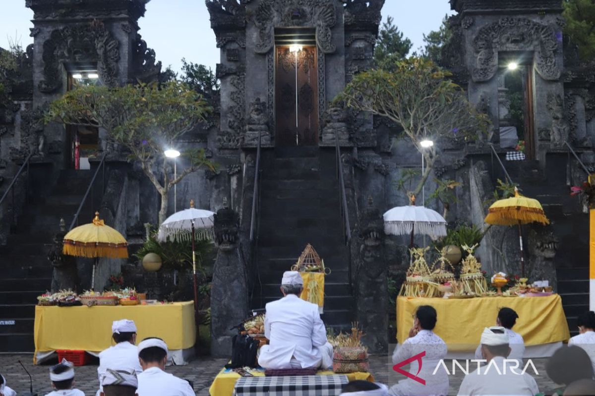 Umat Hindu di Bandung jalankan Nyepi ingatkan aksi saling jaga sesama