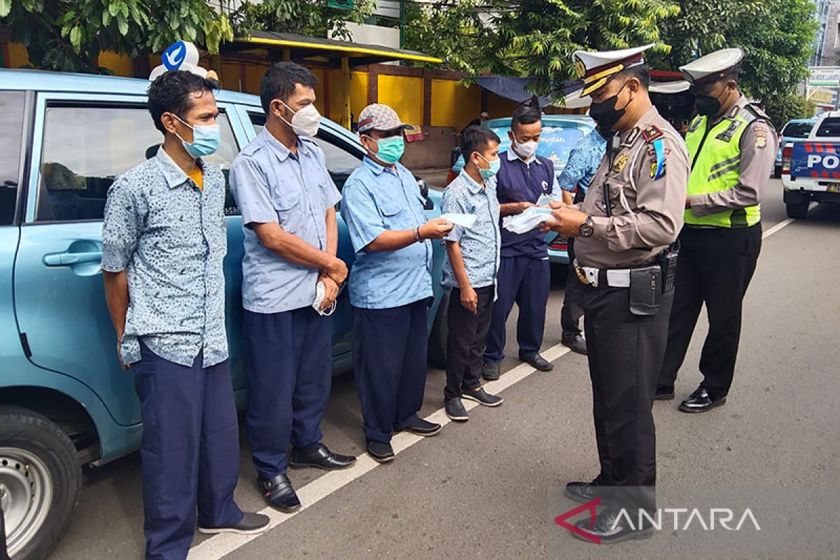 Polisi bagikan masker dalam Operasi Keselamatan Jaya di Slipi