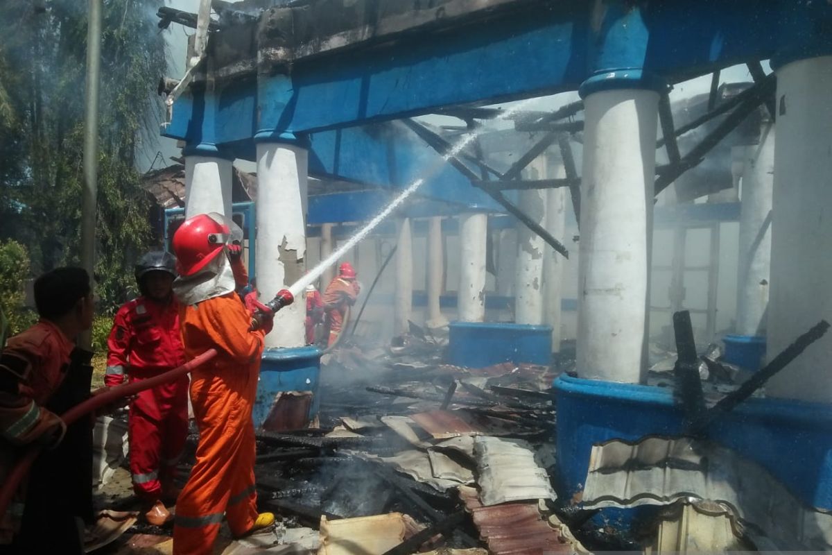 Polres Bengkulu olah TKP kebakaran Kantor Camat Ratu Agung